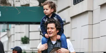 [FOTO] Gaya Lucu Flynn Bloom Saat Main Baseball, Bikin Gemas!