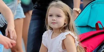 [FOTO] Gaya Lucu Harper Beckham Saat Berkuda, Bikin Gemas!