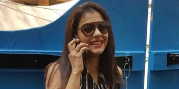 [FOTO] Gaya Santai Kajol Shopping di Mumbai, Pakai Sandal Sederhana