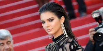 [FOTO] Gelar Pesta Ultah, Kendall Jenner Tampil Dengan Mini Dress