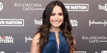 [FOTO] Hadiri MTV VMA 2017, Demi Lovato Malah Pakai Baju Bolong