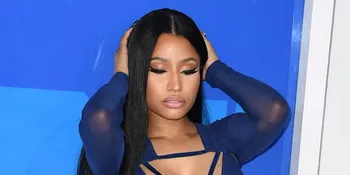 [FOTO] Hadiri Paris Fashion Week, Nicki Minaj Umbar Bagian Dada