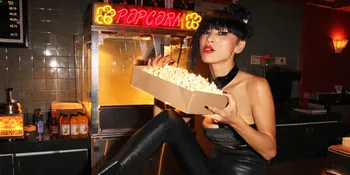 [FOTO] Hadiri Premiere 'THE KEY', Bai Ling Nyaris Telanjang