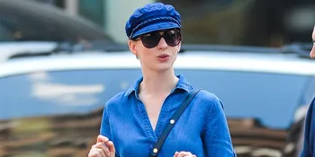 [FOTO] Hamil Besar, Anne Hathaway Nekat Pose Pakai Bikini