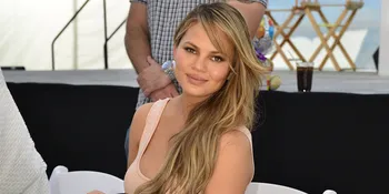 [FOTO] Hamil Besar, Chrissy Teigen Umbar Perut Buncitnya