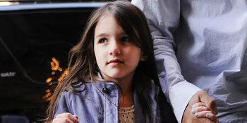 Tak Ditemani Tom, Suri Cruise Happy Dinner Bareng Teman-Temannya