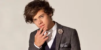 [FOTO] Harry Styles Ciuman Dengan Sesama Pria