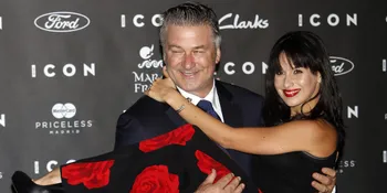 [Foto] Hiii Ngeri... Pose Yoga Hilaria Baldwin Bikin Merinding