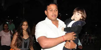 [Foto] Hisap Jempol Unyu, AbRam Khan Benar-Benar Menggemaskan
