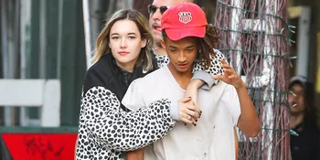 [FOTO] Hot Berbikini, Sarah Snyder Gandeng Mesra Jaden Smith