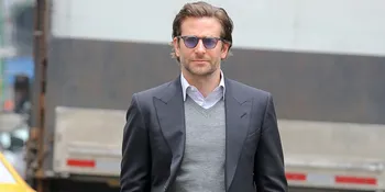 [FOTO] Hot Daddy! Gaya Ganteng Bradley Cooper Saat Gendong Bayinya