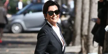 [FOTO] Ibu Kim Kardashian Pakai Celana Berlubang, Keren Atau ...