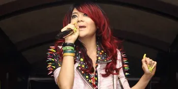 [Foto] Indah Dewi Pertiwi Tampil Tanpa Aksesori Khas Indonesia