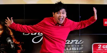 [Foto] Indra Bekti Pamer Sepatu Dr Martens