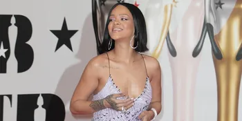 FOTO: Jadi Model Vogue, Rihanna Nekat Umbar Bagian Pribadi