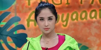 Foto Jadul Dewi Perssik di Tahun 2006, Girang Banget Pamer Piala Penghargaan