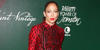 [Foto] Jalani Pemotretan, Jennifer Lopez Pamer Perut Seksinya