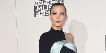 [FOTO] Jarang-Jarang, Karlie Kloss Ketahuan Gandeng Sang Pacar