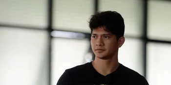 FOTO: Jenazah Ayahanda Baru Dimakamkan, Iko Uwais Tampak Terpukul