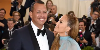 [FOTO] Jennifer Lopez Tertangkap Cium Mesra Pacar Barunya