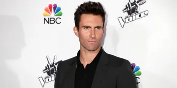 FOTO: Jika Pria Semacho Adam Levine Berubah Jadi Centil, Gemes!