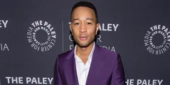 [FOTO] John Legend Gendong Anak Sambil Nyeker &#38; Pakai Baju Tidur