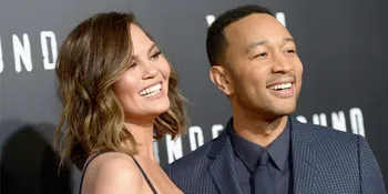 [FOTO] John Legend Ketahuan Pegang Bagian Pribadi Chrissy Teigen