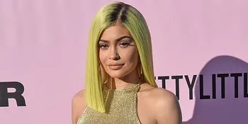 [FOTO] Kartu Natal Keluarga Kardashian, Kumpul Bahagia Tanpa Kylie Jenner