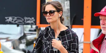 [FOTO] Katie Holmes Tebar Senyuman Aneh Pada Publik