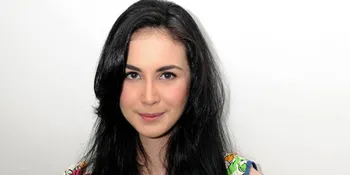 [Foto] Kebiasaan Arumi Bachsin Ini Terbawa di Depan Publik