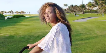 [Foto] Keintiman Beyonce Dan Putri Kecilnya Saat Berlibur