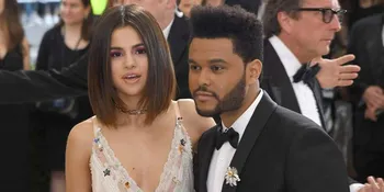 FOTO: 'Kembaran' Jaket & Gandengan, Selena Gomez & The Weeknd Mesra