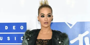 [FOTO] Kenakan 'Handuk' di Red Carpet, Rita Ora Jadi Korban Meme