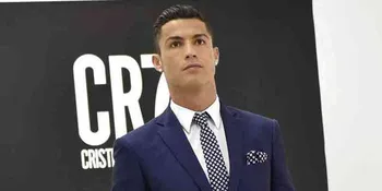 [FOTO] Kencan di Disneyland, Ronaldo Pakai Wig &#38; Cium Wanita Ini