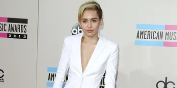 [FOTO] Kencan di Pantai, Miley Cyrus Nekat Bertelanjang Dada