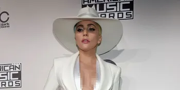 [FOTO] Kencan Romantis, Lady Gaga Ciuman Dengan Pacar Baru