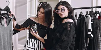 [FOTO] Kendall &#38; Kylie Jenner Pakai Dress Ketat, Cantik Mana?