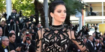 [FOTO] Kendall Jenner Bikin Tato Baru di Bibir, Keren Atau ...