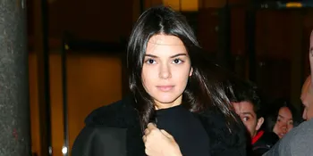 FOTO: Kendall Jenner Tampil Dengan Rambut Baru &#38; Gaun Transparan