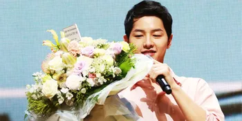 FOTO: Kepo ke Cewek Ini, Song Joong Ki Bikin Jealous Penggemar