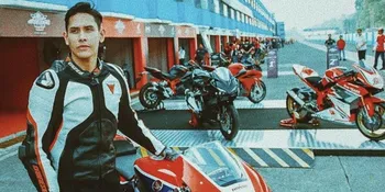 Foto Keren Ganindra Bimo Naik Motor Marc Marquez, Kamu Mau Juga? Caranya Gampang!