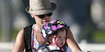 [Foto] Keren! Pink Ajak Putrinya Keliling Bersepeda