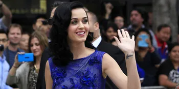 [FOTO] Ketahuan! Gigi Katy Perry Ternyata Berantakan Lho