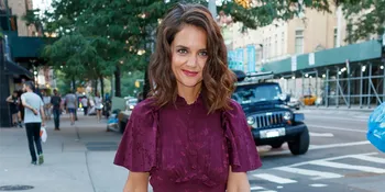 [FOTO] Ketahuan Naik Subway, Katie Holmes Malah Ketiduran