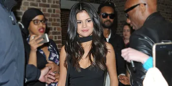 [FOTO] Ketemu Banyak Fans, Selena Gomez Lupa Pakai Celana?