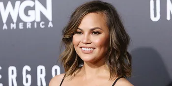 [FOTO] Ketika Chrissy Teigen Dandan Mirip Ariana Grande, Cantik!