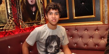 [Foto] Ketika El Rumi 'Menyamar' Jadi Idolanya, Mirip Nggak Sih?