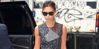[Foto] Ketika Victoria Beckham Ekspos Punggung Seksinya