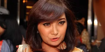 [Foto] Kiki Amalia Memadu Berbagai Motif Batik