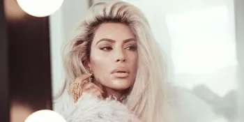 [FOTO] Kim Kardashian Pakai Baju Tradisional India, Cantik & Anggun!